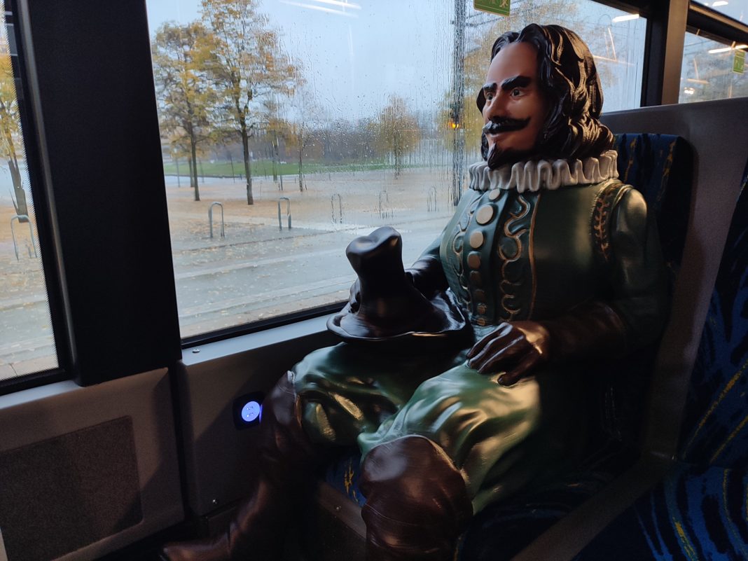 Petermännchen fährt mit Bus und Straßenbahn durch Schwerin | 1