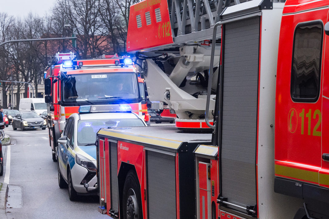 Vollsperrung der A 14 nach Fahrzeugbrand und Unfall im Rückstau | 1