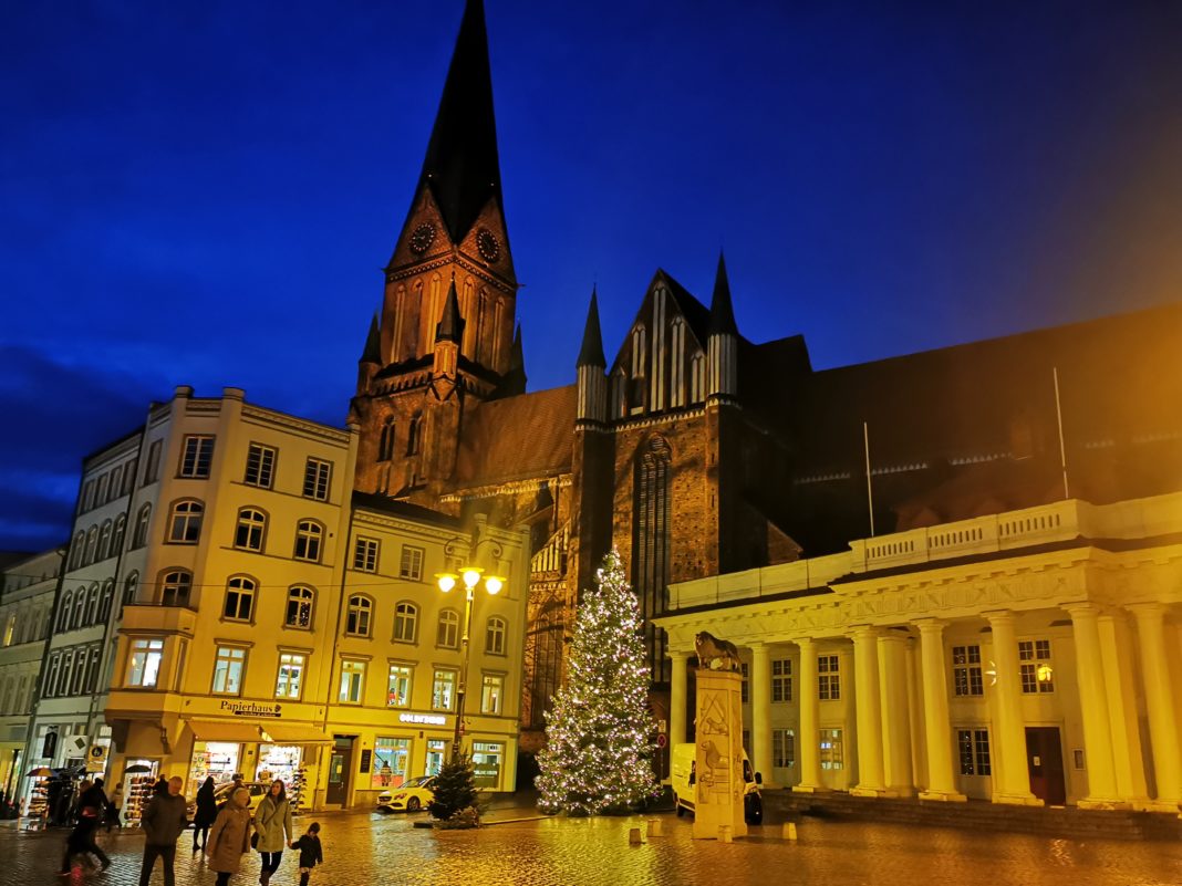 Weiterhin weihnachtliche Stimmung mit Eisbahn in Schweriner Altstadt | 1
