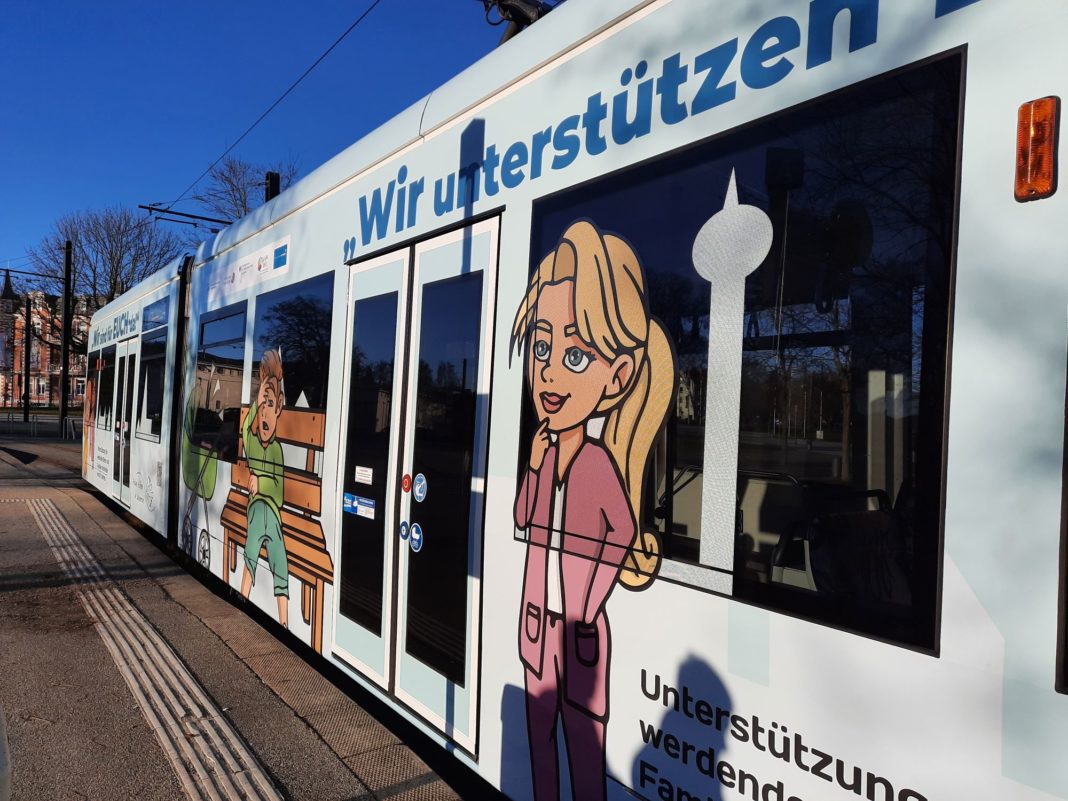 Straßenbahn macht Eltern auf „Frühe Hilfen“ aufmerksam | 1