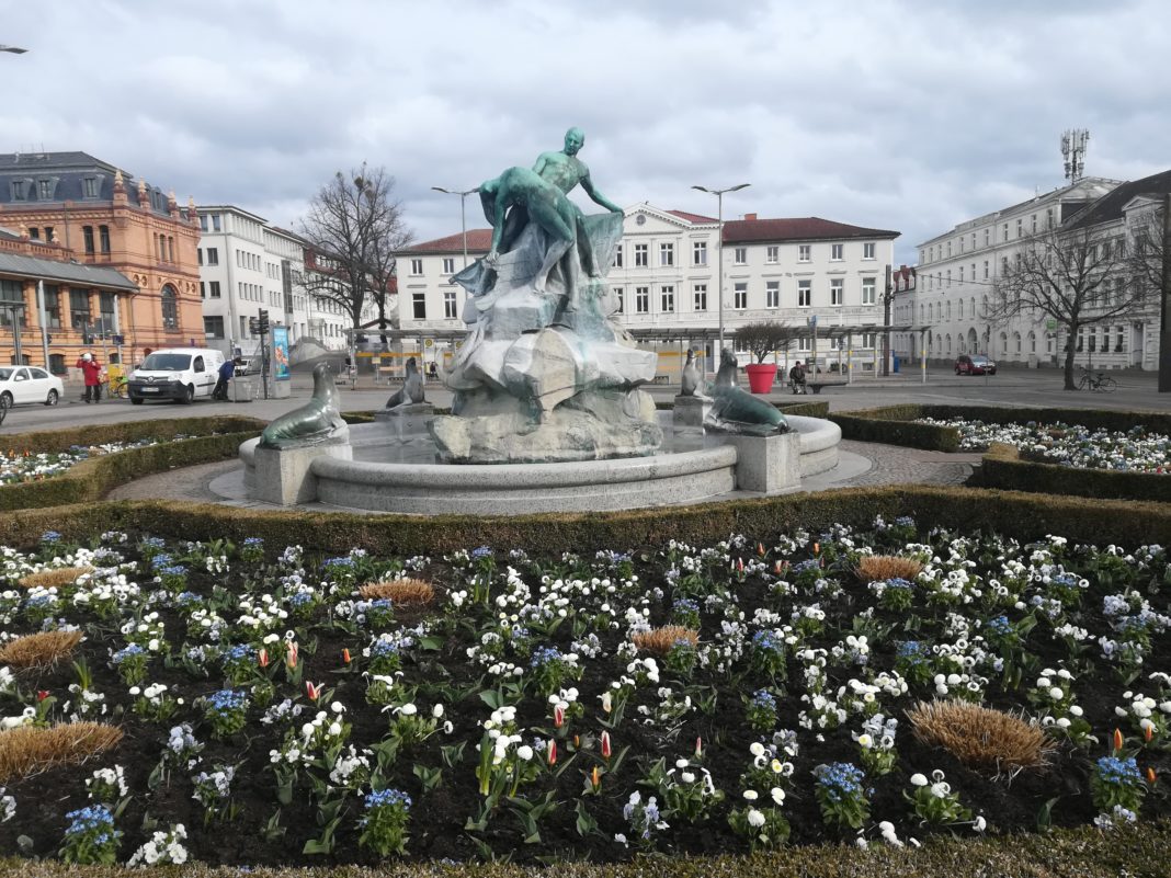 Bunte Blumen begrüßen am Bahnhof | 1