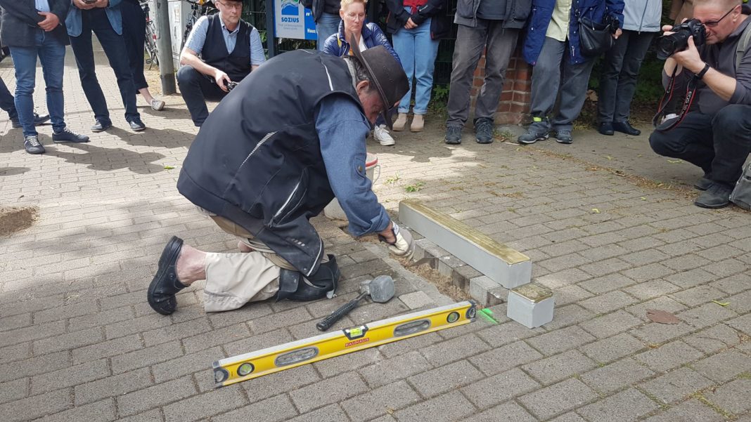 Erste Stolperschwelle erinnert an 290 Opfer der Euthanasie an Kindern | 1