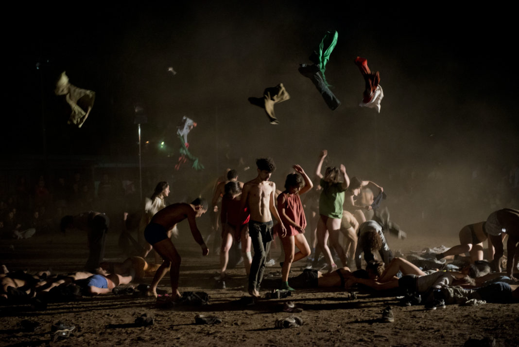 „Multitud“-Tanzperformance erobert Schweriner Marktplatz am Samstag | 1