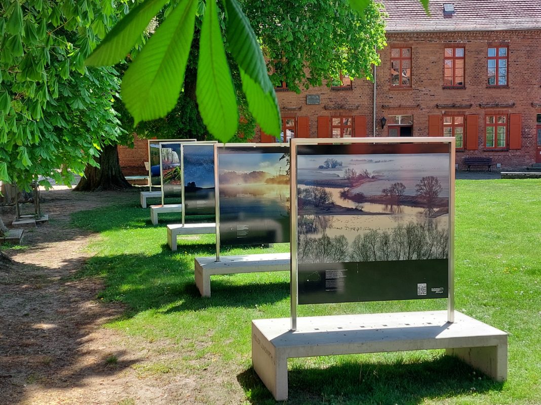 Outdoor-Ausstellung an der Siegessäule in Schwerin | 1
