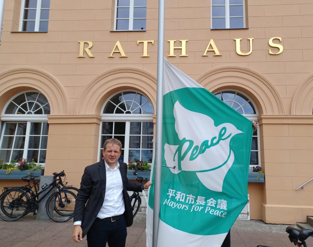 Schwerin zeigt wieder Flagge für den Frieden und gegen Atomwaffen | 1