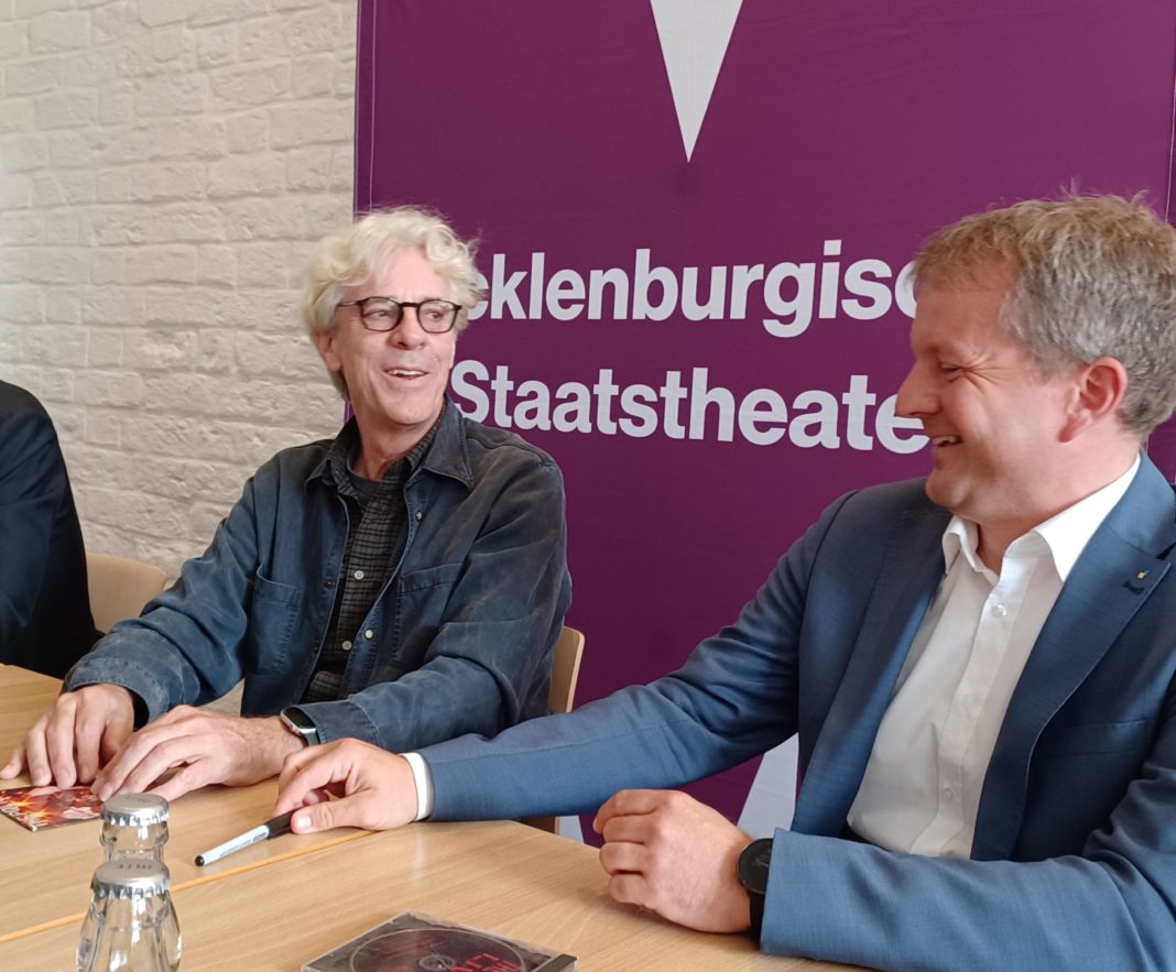 Oberbürgermeister empfängt Stewart Copeland im Rathaus | 1