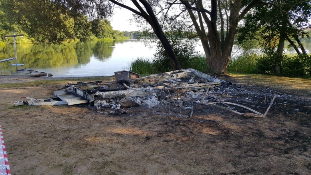 Wachanhänger der Wasserrettung abgebrannt | 1