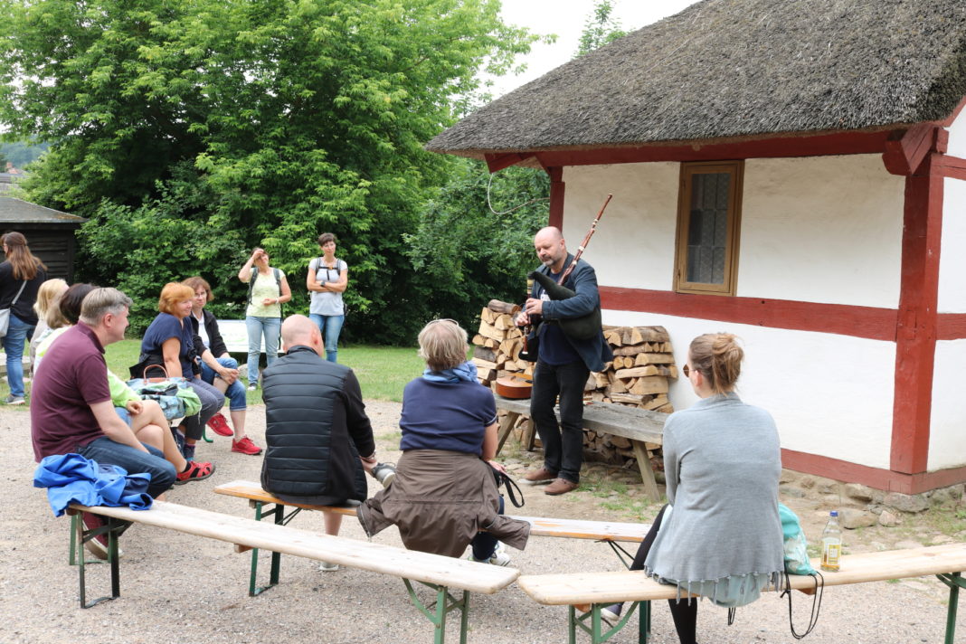 Mit Dudelsack, Maultrommel und Knochenflöte | 1