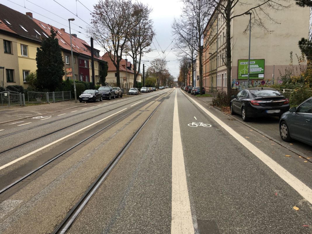 Stadt weist stadteinwärts einen Radfahrstreifen auf der Fahrbahn aus | 1