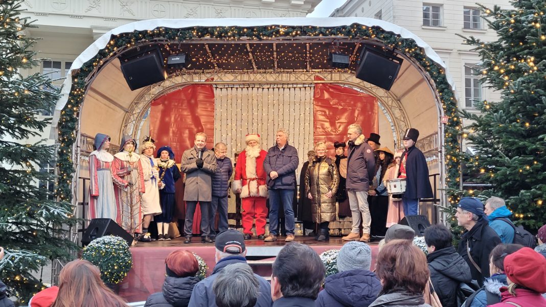 Der Schweriner Weihnachtsmarkt ist eröffnet | 1