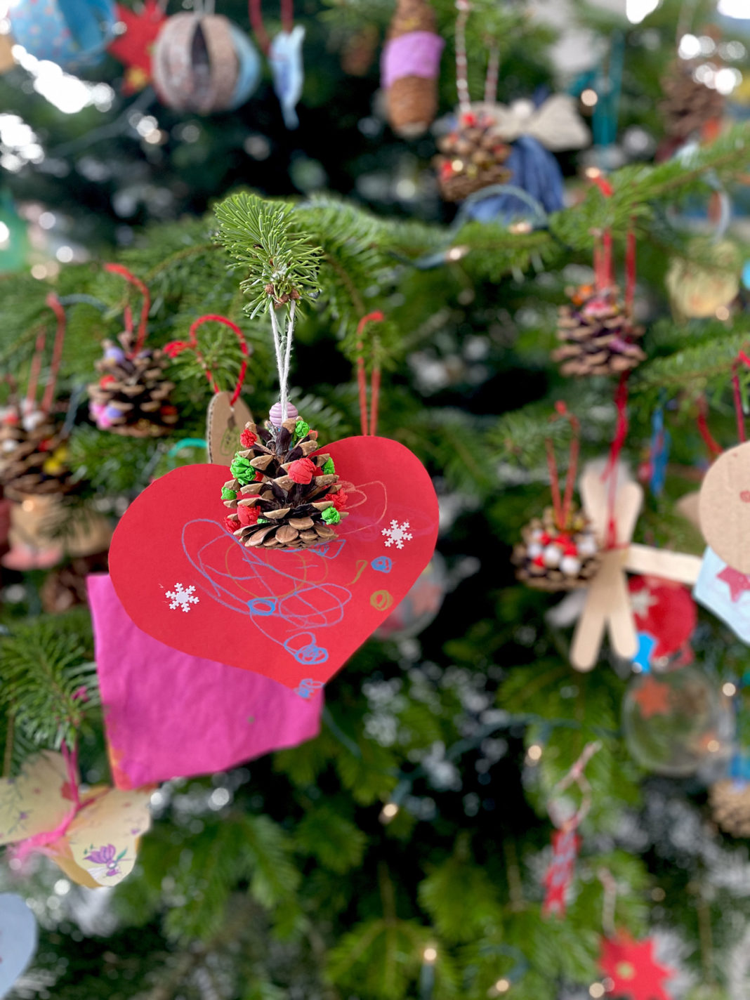 Kitakinder schmücken Weihnachtsbaum im Stadthaus | 1