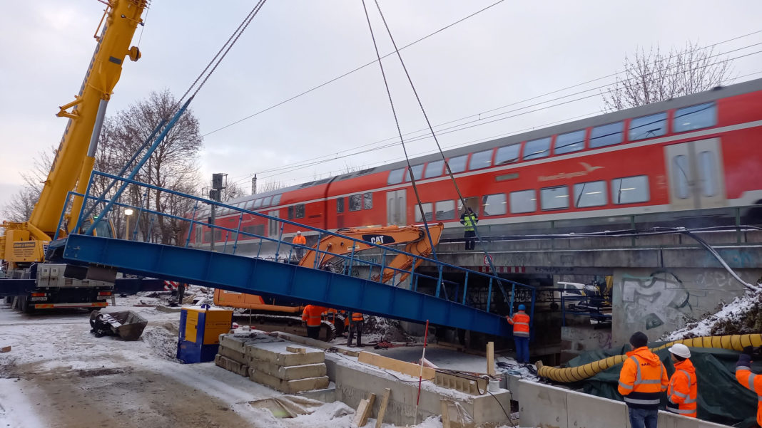 Rogahner Straße: Einheben der Radverkehrsbrücke geschafft | 1