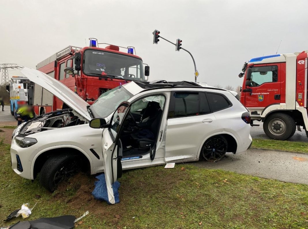 Drei Personen nach Zusammenstoß zwischen Feuerwehrfahrzeug und Pkw verletzt | 1