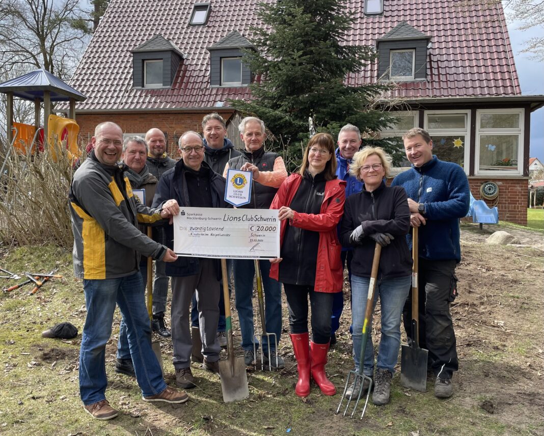 Lions Club Schwerin übergibt 20.000 Euro und macht Arbeitseinsatz | 1