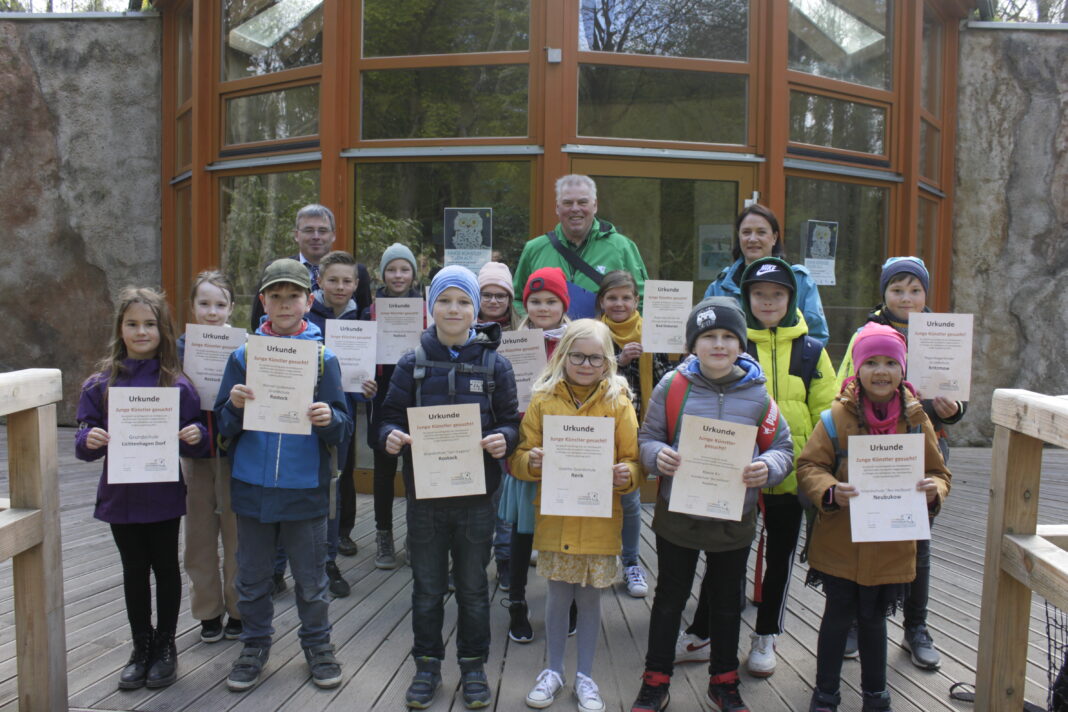 Ausstellung zeigt Kinder-Kunstwerke im Zoo Rostock | 1