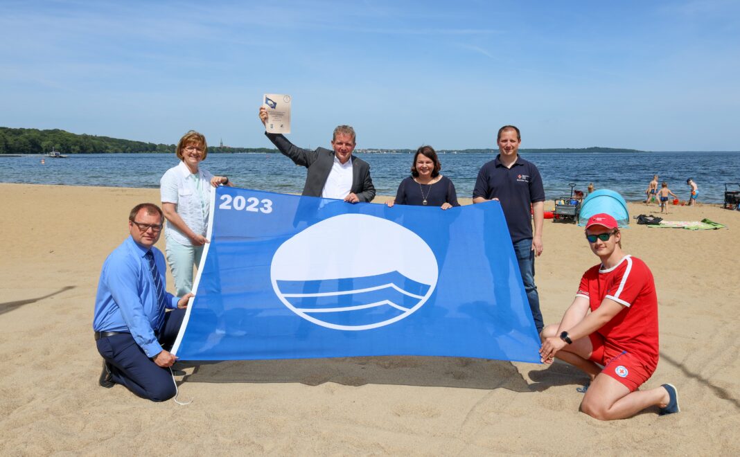 Blaue Flagge bescheinigt dem Zippendorfer Strand beste Qualität | 1