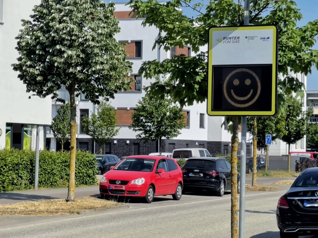 Smiley-Anzeige macht Schulweg in der Speicherstraße sicherer | 1