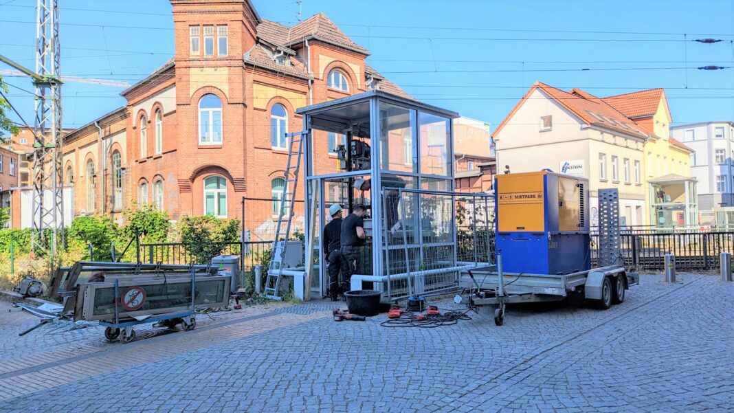 Kaputte Aufzüge am Fußgängertunnel Lübecker Straße werden demontiert | 1