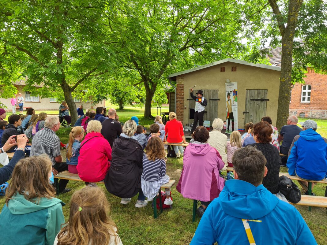 Kinder-Zaubershow im Mueßer Freilichtmuseum | 1