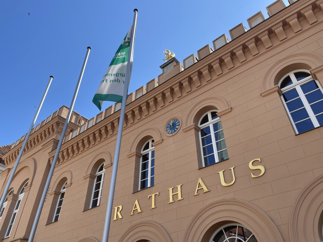 Friedenstaube weht vor dem Schweriner Rathaus | 1