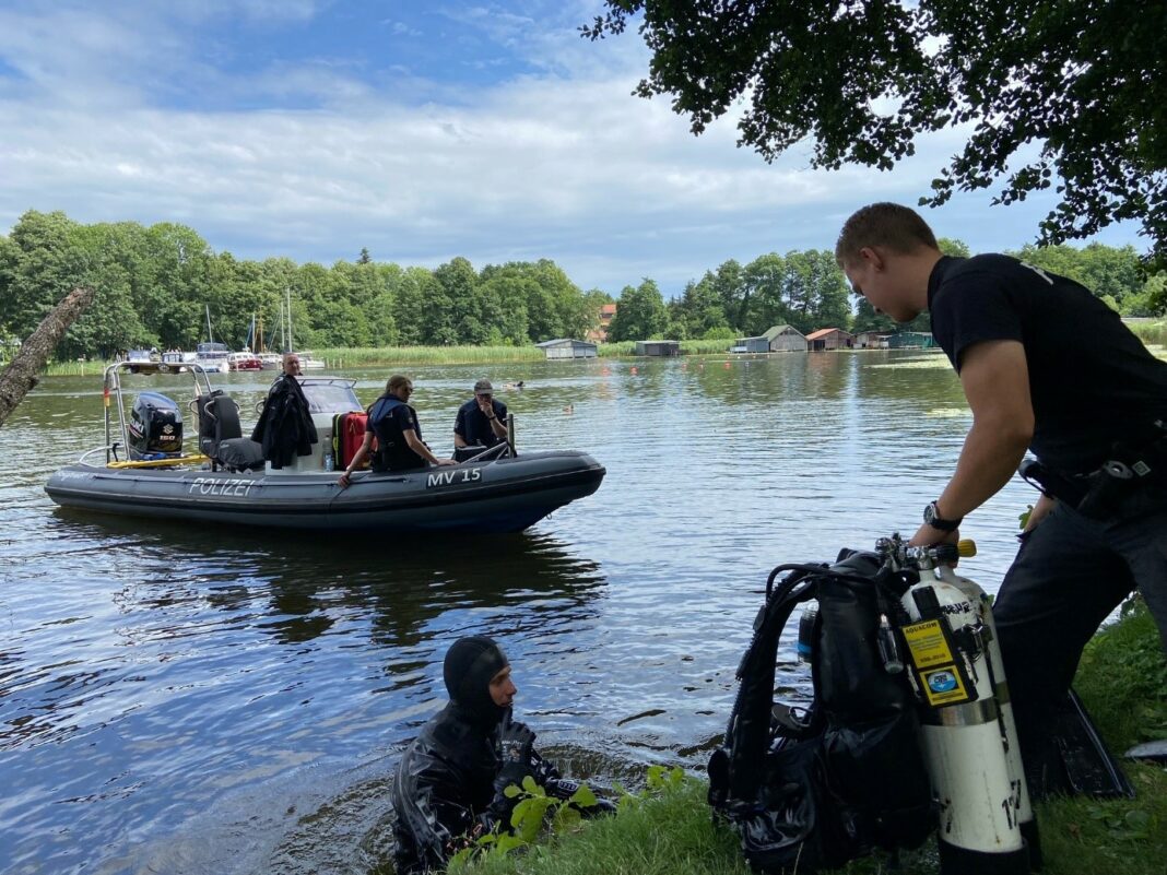 Beamte gehen in Schwerin für saubere Seen auf Tauchstation | 1