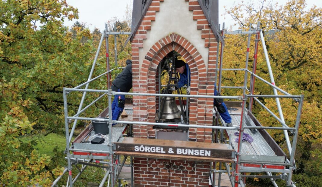 Glocke in Trauerkapelle auf dem Alten Friedhof erklingt | 1