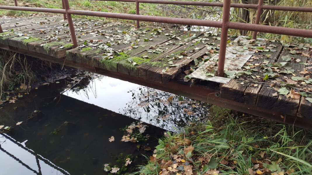 Fußgängerbrücke am Krebsbach gesperrt | 1