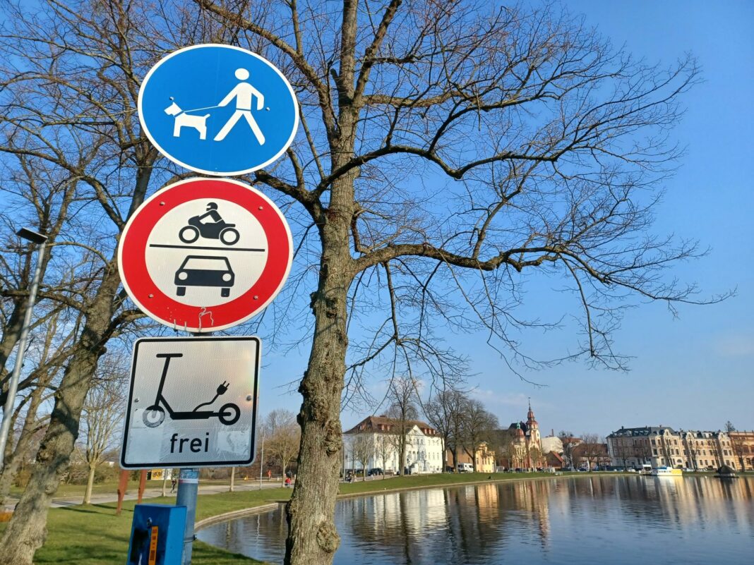 Stadtvertretung lehnt Verschärfung der Leinenpflicht in Schwerin ab | 1