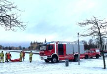 Feuerwehr wart vor dem Betreten der Eisflächen