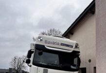 Alkoholisierter Lkw-Fahrer verursacht Unfall und landet in Hauswand