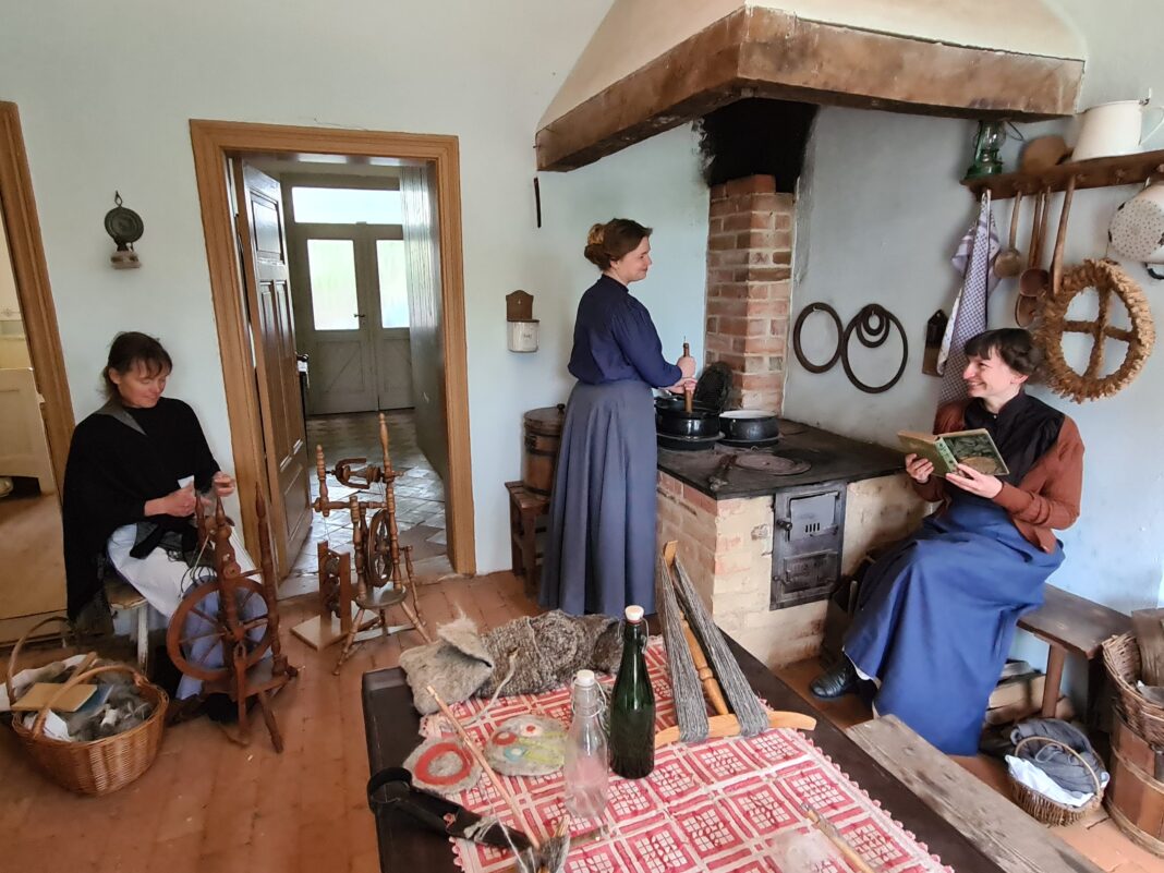 Geschichte erleben - Museumsmitarbeiterinnen zeigen bäuerlichen Alltag früherer Zeiten