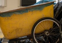 Leichnam in gelber Kiste