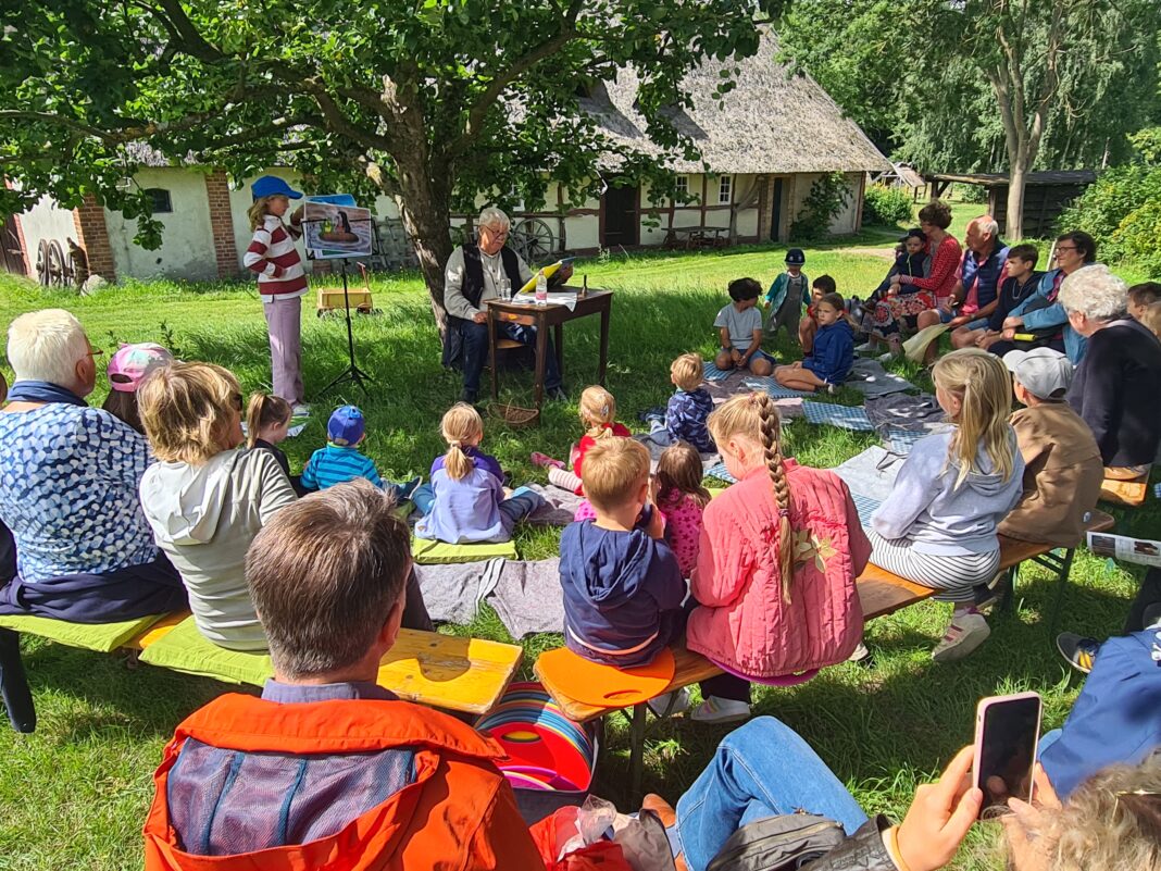 Jürgen Prestin liest gern Geschichten vor am Ferienmittwoch im Freilichtmuseum Mueß(c)Fred-Ingo Pahl