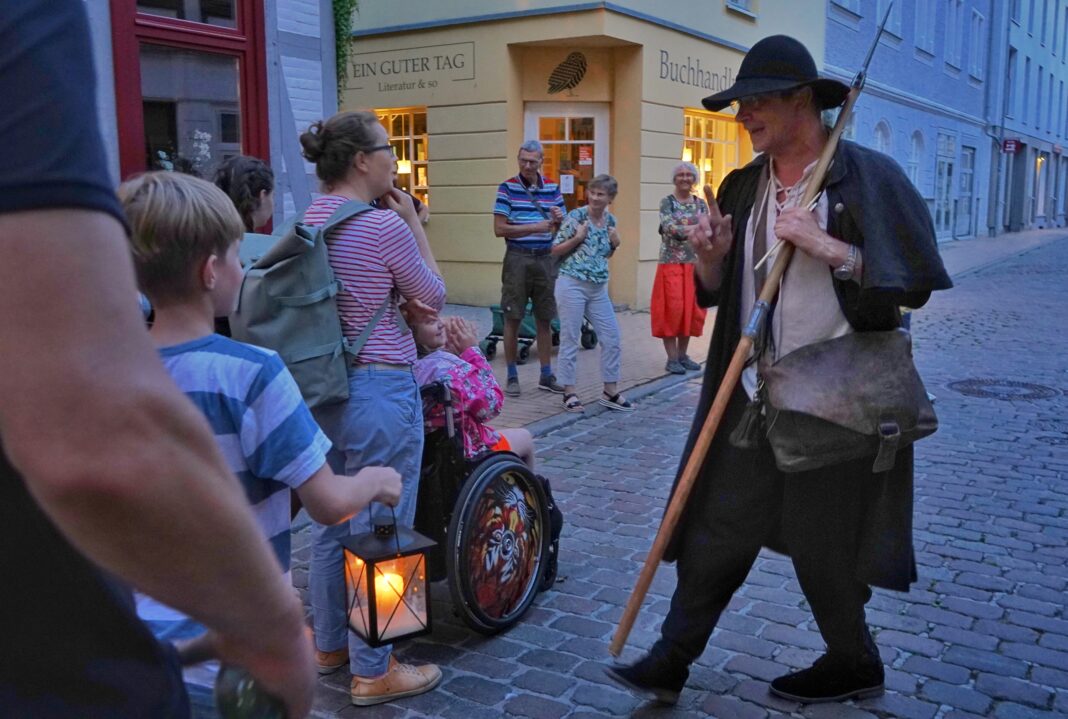 Schwerin Familienführung mit dem Nachtwächter (c) Michael Kratt