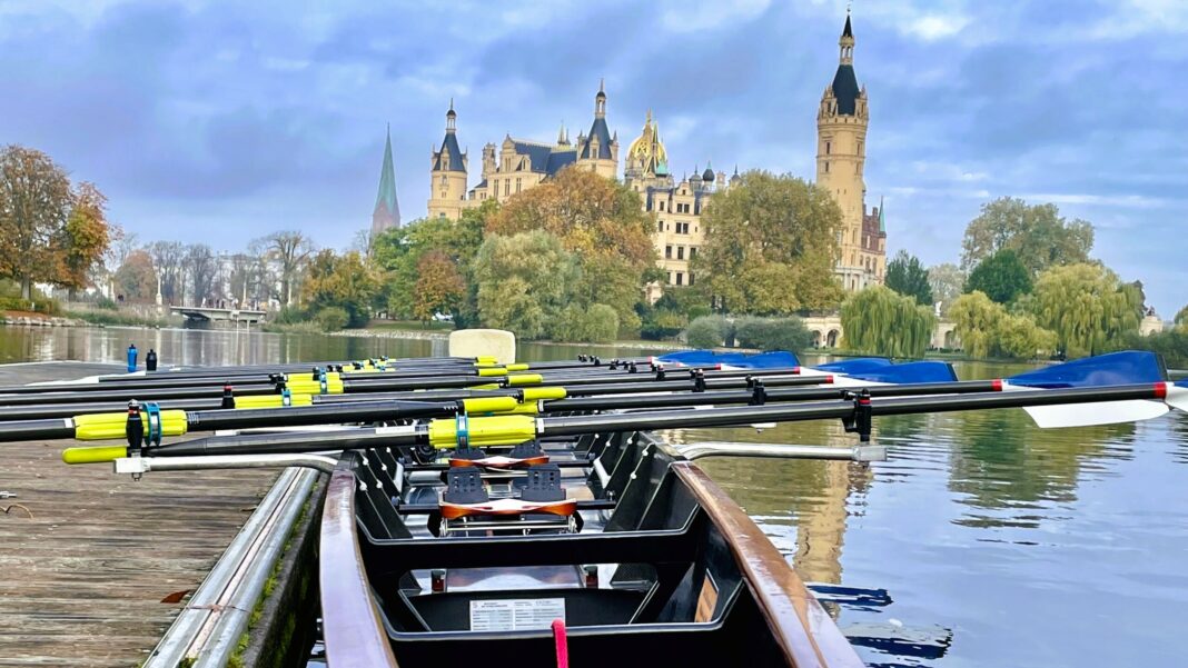 Ruderboot am Steg der SRG