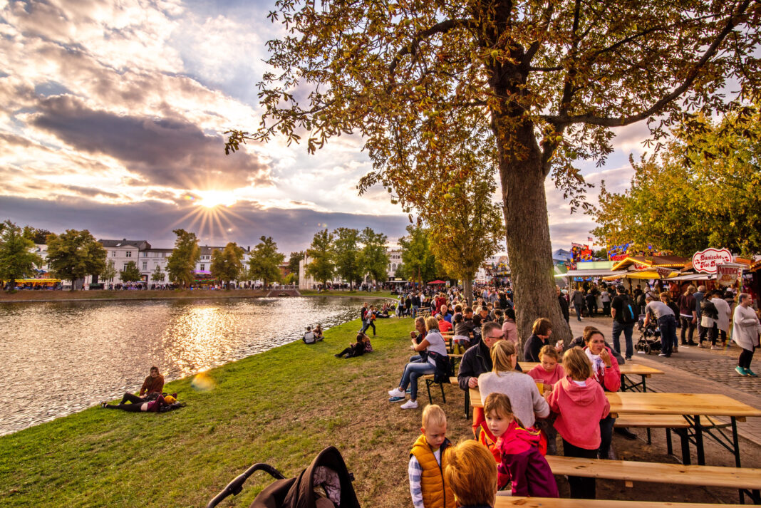 Altstadtfete Schwerin - Rummel am Pfaffenteich (c) Altstadtfest Schwerin, Steffen Schulze