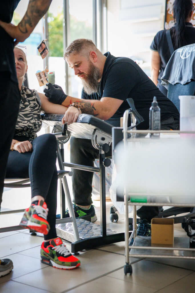 „Bass und Benzin“: Autohaus Martens in Grevesmühlen wird zum Festivalgelände 7 „Bass und Benzin“: Autohaus Martens in Grevesmühlen wird zum Festivalgelände | 7