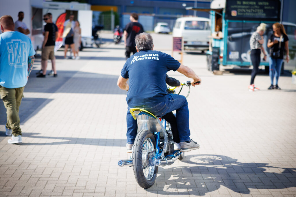 „Bass und Benzin“: Autohaus Martens in Grevesmühlen wird zum Festivalgelände 5 „Bass und Benzin“: Autohaus Martens in Grevesmühlen wird zum Festivalgelände | 5